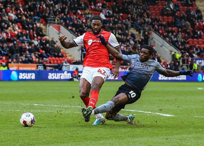 180323 - Rotherham United v Cardiff City - Sky Bet Championship - Sheyi Ojo of Cardiff sees his shot go wide of the post as Tyler Blackett of Rotherham tackles