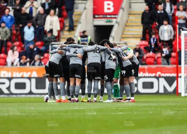180323 - Rotherham United v Cardiff City - Sky Bet Championship - Cardiff players form a huddle before kick off