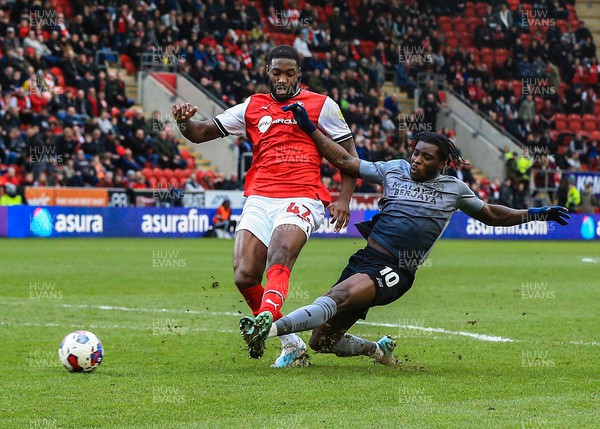 180323 - Rotherham United v Cardiff City - Sky Bet Championship - Sheyi Ojo of Cardiff sees his shot go wide of the post as Tyler Blackett of Rotherham tackles