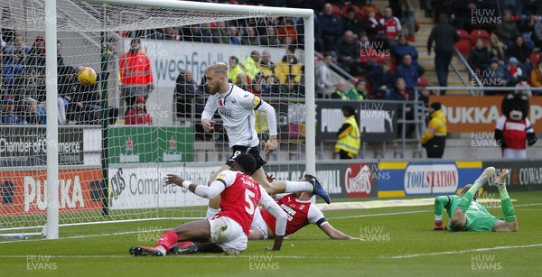 031118 - Rotherham United v Swansea City - Sky Bet Championship - Oli McBurnie  of Swansea puts the ball into the net for the 1st goal of the match leaving Rotherham floored