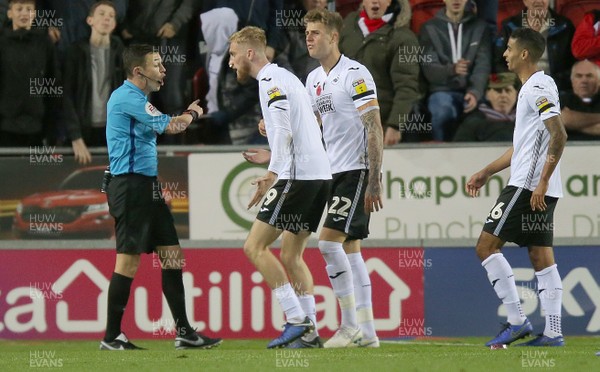 031118 - Rotherham United v Swansea City - Sky Bet Championship - 2nd penalty incident with Referee Tony Harrington being confronted by Oli McBurnie  of Swansea who receives a yellow card for his trouble