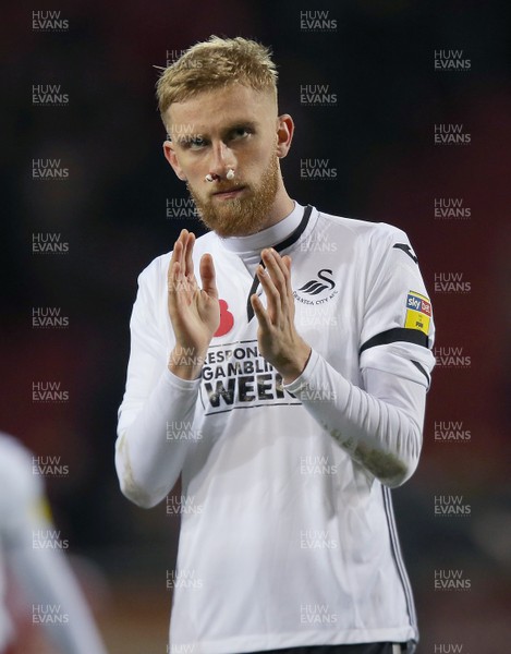 031118 - Rotherham United v Swansea City - Sky Bet Championship - Oli McBurnie of Swansea applauds the travelling fans at the end of the match