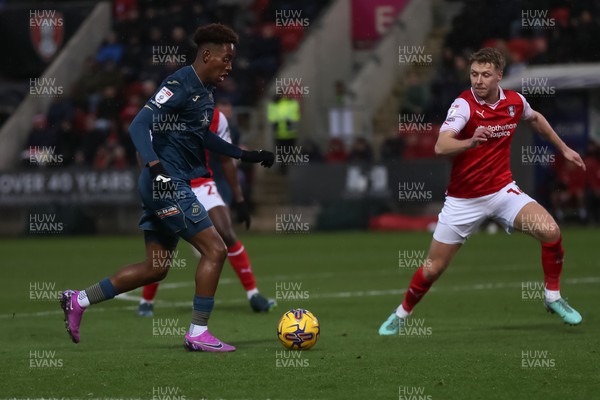 091223 - Rotherham United v Swansea City - Sky Bet Championship - Jamal Lowe of Swansea takes on the Rotherham defence