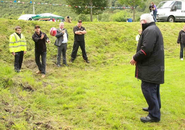 250812 Crynant RFC - Feel the beat and World record rugby ball passing attempt -RES's Chris Jackson visits Crynant RFC to help break the world rugby ball passing record with 283 passes