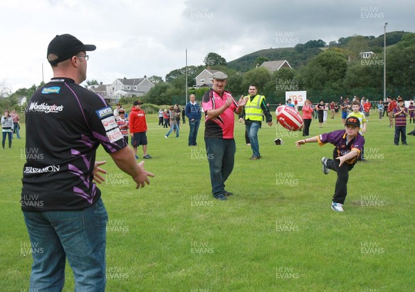 250812 Crynant RFC - Feel the beat and World record rugby ball passing attempt -Crynant RFC break the world rugby ball passing record with 283 passes