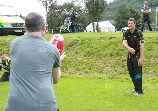 250812 Crynant RFC - Feel the beat and World record rugby ball passing attempt -Ospreys' Justin Tipuric visits Crynant RFC to help break the world rugby ball passing record with 283 passes