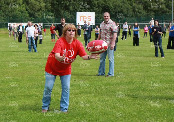 250812 Crynant RFC - Feel the beat and World record rugby ball passing attempt -Rhian Edwards catches the ball to break the world record with 283 passes