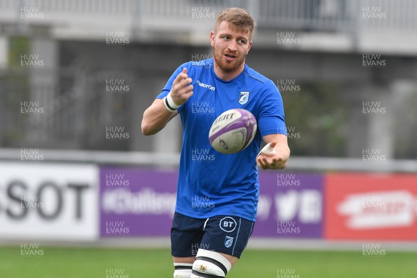 161119 - Rugby Calvisano v Cardiff Blues - European Challenge Cup -  Cardiff Blues warm up prior to the match 