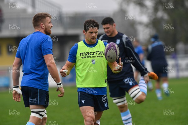 161119 - Rugby Calvisano v Cardiff Blues - European Challenge Cup -  Cardiff Blues warm up prior to the match 