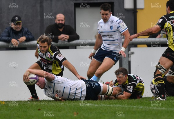 161119 - Rugby Calvisano v Cardiff Blues - European Challenge Cup -  Seb Davies of Blues scores a try 