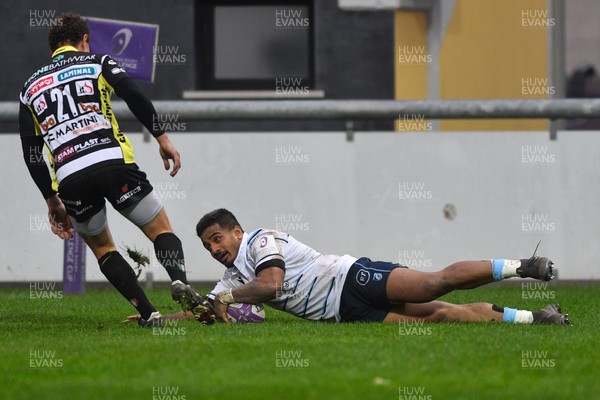 161119 - Rugby Calvisano v Cardiff Blues - European Challenge Cup -  Rey Lee-Lo of Blues scores a try 
