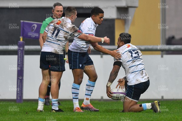 161119 - Rugby Calvisano v Cardiff Blues - European Challenge Cup -  Rey Lee-Lo of Blues scores a try 