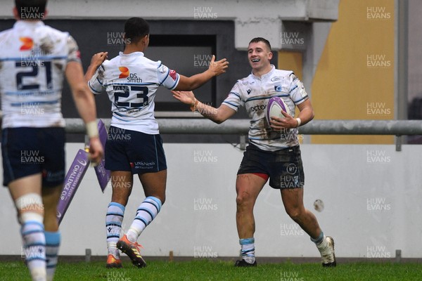 161119 - Rugby Calvisano v Cardiff Blues - European Challenge Cup -  Harri Millard of Blues celebrates his try with Ben Thomas 
