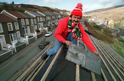 Rugby Fan Sells Roof 180394