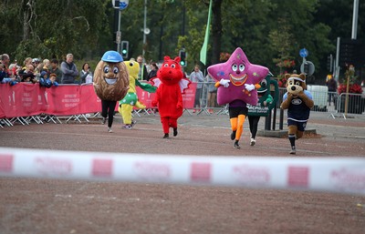 051019 - Run4Wales - Cardiff Half Marathon Festival of Running outside the City Hall - 