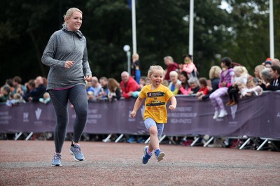 051019 - Run4Wales - Cardiff Half Marathon Festival of Running outside the City Hall - 