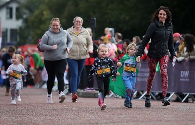 051019 - Run4Wales - Cardiff Half Marathon Festival of Running outside the City Hall - 