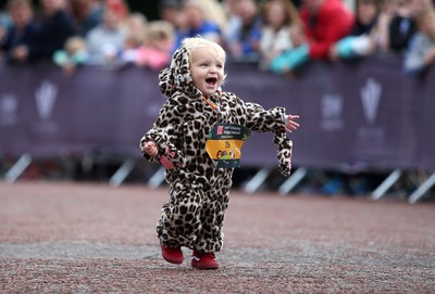 051019 - Run4Wales - Cardiff Half Marathon Festival of Running outside the City Hall - 