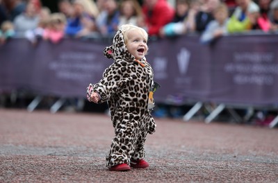 051019 - Run4Wales - Cardiff Half Marathon Festival of Running outside the City Hall - 