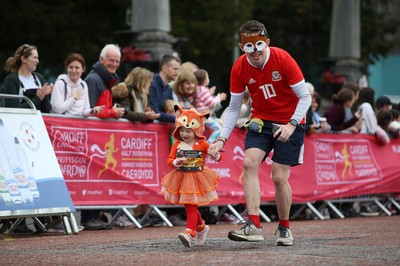 051019 - Run4Wales - Cardiff Half Marathon Festival of Running outside the City Hall - 