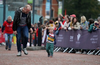 051019 - Run4Wales - Cardiff Half Marathon Festival of Running outside the City Hall - 