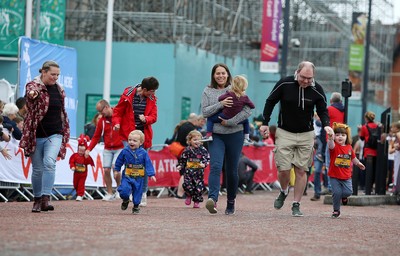 051019 - Run4Wales - Cardiff Half Marathon Festival of Running outside the City Hall - 