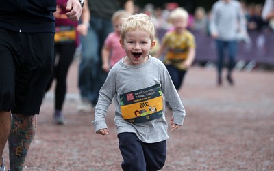 051019 - Run4Wales - Cardiff Half Marathon Festival of Running outside the City Hall - 