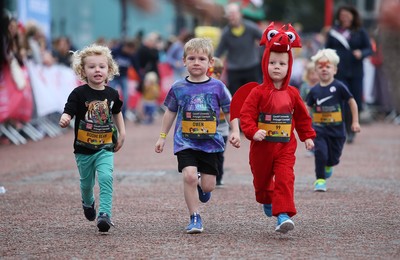 051019 - Run4Wales - Cardiff Half Marathon Festival of Running outside the City Hall - 