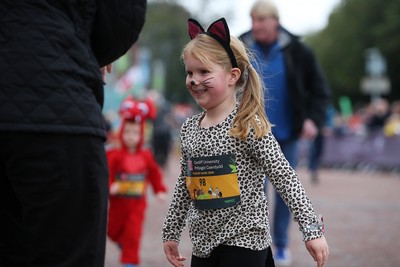 051019 - Run4Wales - Cardiff Half Marathon Festival of Running outside the City Hall - 