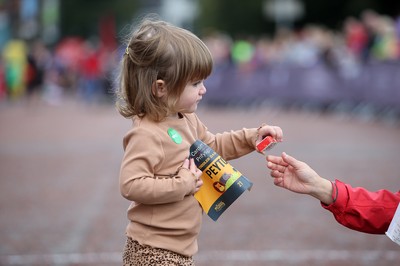 051019 - Run4Wales - Cardiff Half Marathon Festival of Running outside the City Hall - 