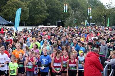 051019 - Run4Wales - Cardiff Half Marathon Festival of Running outside the City Hall - 