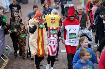 051019 - Run4Wales - Cardiff Half Marathon Festival of Running outside the City Hall - 