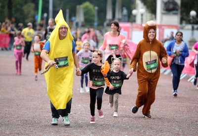 051019 - Run4Wales - Cardiff Half Marathon Festival of Running outside the City Hall - 