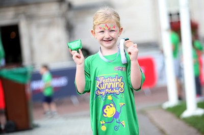 051019 - Run4Wales - Cardiff Half Marathon Festival of Running outside the City Hall - 