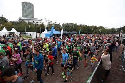 051019 - Run4Wales - Cardiff Half Marathon Festival of Running outside the City Hall - 