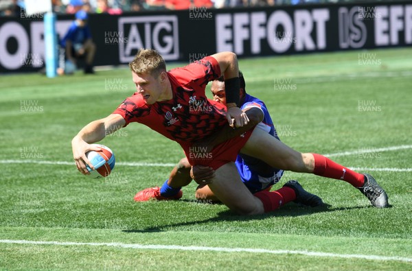 210718 - Wales 7s v Samoa 7s, Rugby World Cup Sevens, San Francisco, USA - Thomas Glyn Williams of Wales powers over to score try
