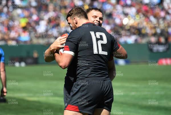 220718 - Wales 7s v Canada 7s, Rugby World Cup Sevens, San Francisco, USA - Benjamin Roach scores a try for Wales and is congratulated by Ethan Davies