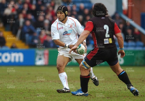 150106 - Heineken Cup Rugby Sale Sharks v Newport Gwent Dragons  Dragons' Sione Tuipulotu looks for support 