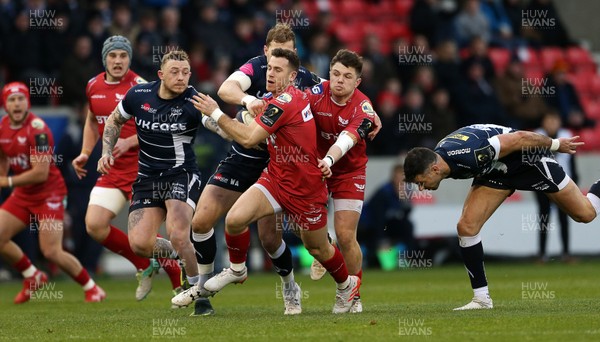 210117 - Sale Sharks v Scarlets - European Rugby Champions Cup - Gareth Davies of Scarlets gets past Mike Phillips of Sale Sharks by Chris Fairweather/Huw Evans Agency