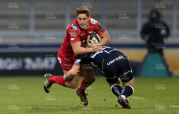 210117 - Sale Sharks v Scarlets - European Rugby Champions Cup - Aled Thomas of Scarlets is tackled by AJ MacGinty of Sale Sharks by Chris Fairweather/Huw Evans Agency