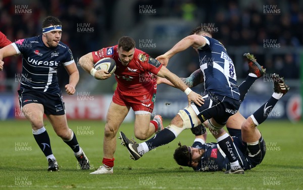 210117 - Sale Sharks v Scarlets - European Rugby Champions Cup - Gareth Davies of Scarlets is tackled by Laurence Pearce of Sale Sharks by Chris Fairweather/Huw Evans Agency