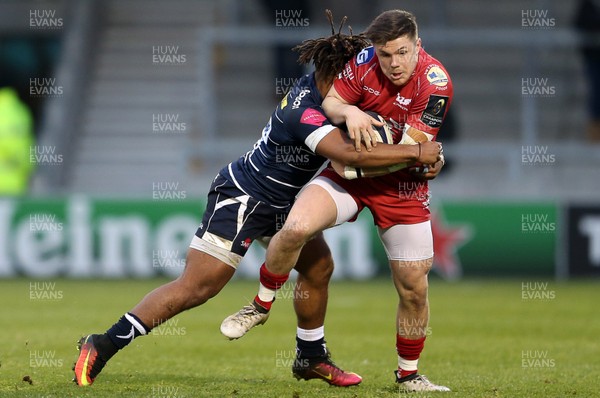 210117 - Sale Sharks v Scarlets - European Rugby Champions Cup - Steff Evans of Scarlets is tackled by Paolo Odogwu of Sale Sharks by Chris Fairweather/Huw Evans Agency