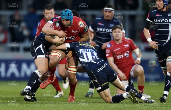 210117 - Sale Sharks v Scarlets - European Rugby Champions Cup - Tadhg Beirne of Scarlets is tackled by Cameron Neild and Mike Haley of Sale Sharks by Chris Fairweather/Huw Evans Agency