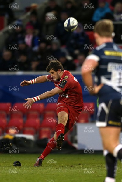 210117 - Sale Sharks v Scarlets - European Rugby Champions Cup - Dan Jones of Scarlets kicks a penalty by Chris Fairweather/Huw Evans Agency