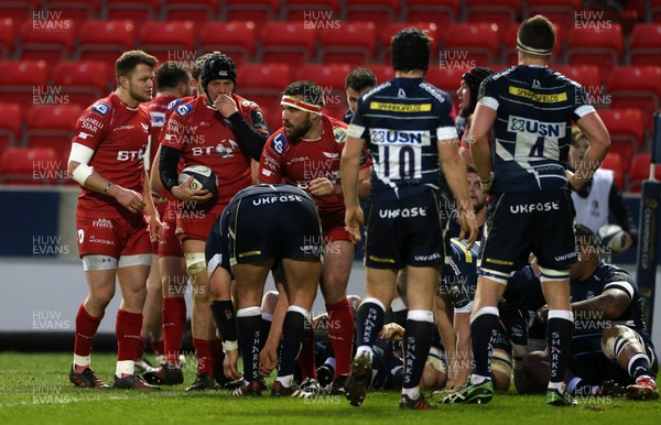 210117 - Sale Sharks v Scarlets - European Rugby Champions Cup - Scarlets are awarded a penalty try by Referee Pascal Gauzere by Chris Fairweather/Huw Evans Agency