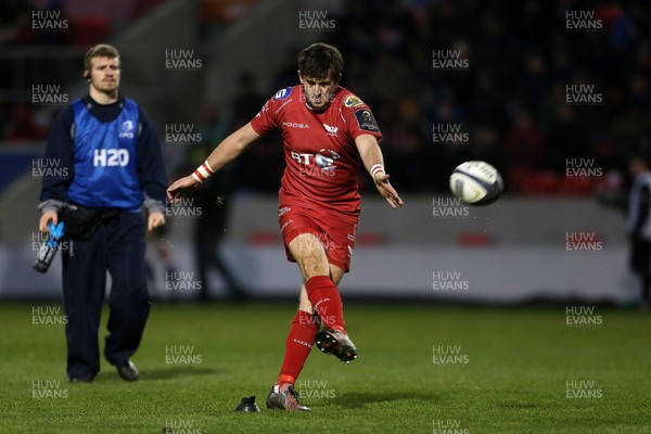 210117 - Sale Sharks v Scarlets - European Rugby Champions Cup - Dan Jones of Scarlets kicks the conversion by Chris Fairweather/Huw Evans Agency