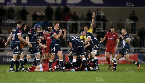 210117 - Sale Sharks v Scarlets - European Rugby Champions Cup - Sale win a penalty to finish the game and win 25-23 by Chris Fairweather/Huw Evans Agency