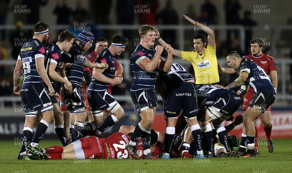 210117 - Sale Sharks v Scarlets - European Rugby Champions Cup - Sale win a penalty to finish the game and win 25-23 by Chris Fairweather/Huw Evans Agency