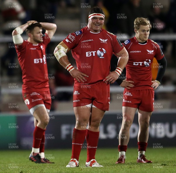 210117 - Sale Sharks v Scarlets - European Rugby Champions Cup - Dejected Steff Hughes, Tom Price and Aled Davies of Scarlets at full time by Chris Fairweather/Huw Evans Agency