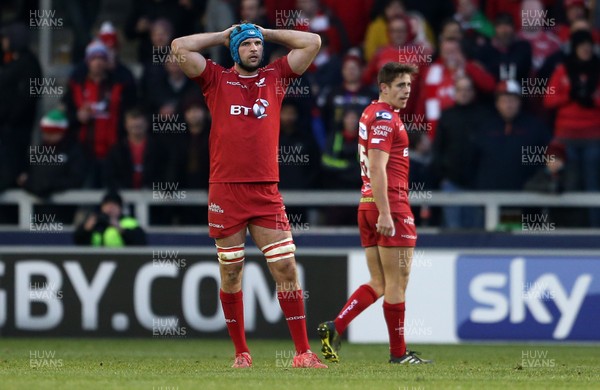 210117 - Sale Sharks v Scarlets - European Rugby Champions Cup - Dejected Tadhg Beirne and Aled Thomas of Scarlets by Chris Fairweather/Huw Evans Agency